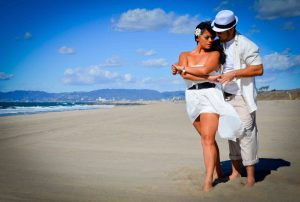 Bachata dansen op het strand