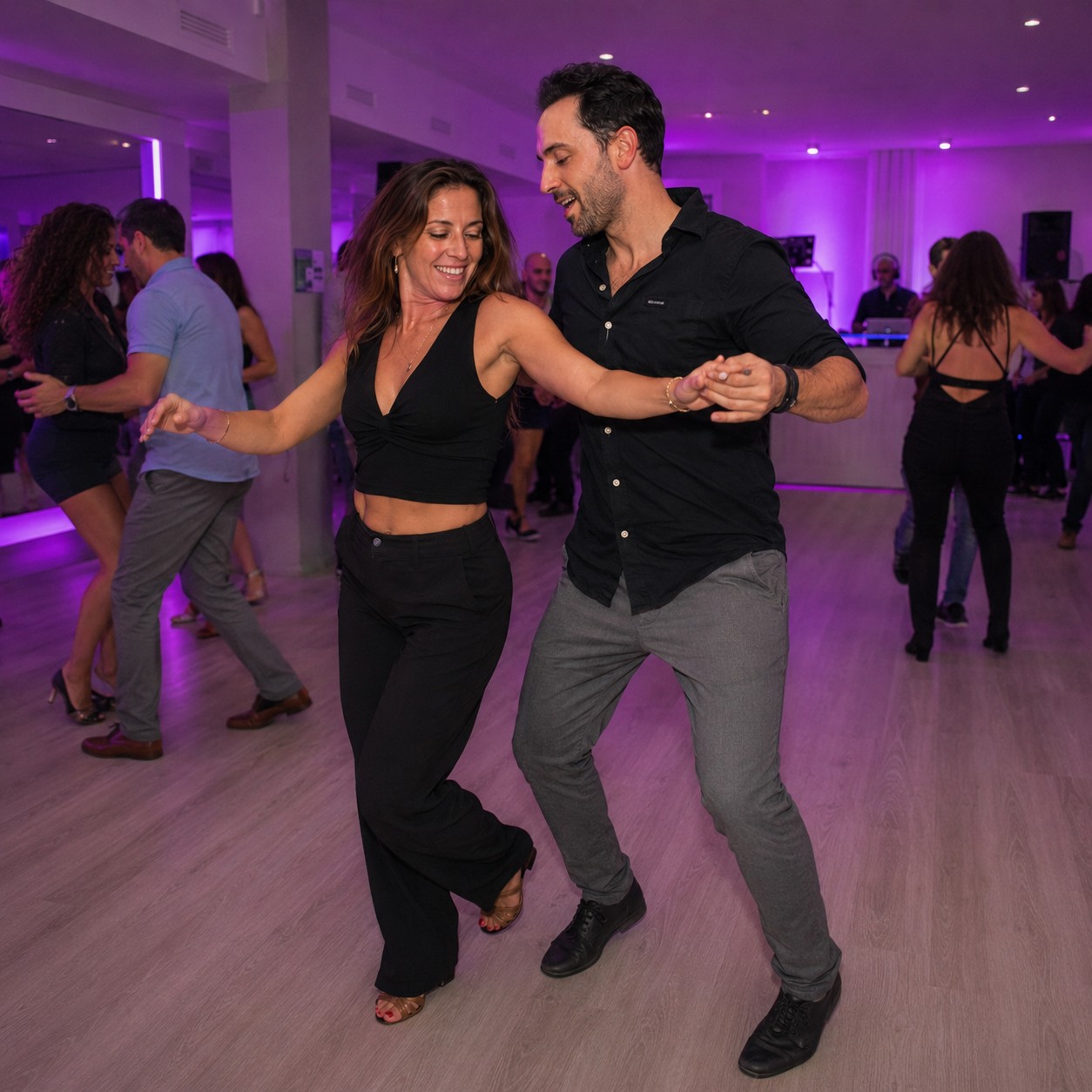 Een danspaar dat tijdens een Latin Night bij Union reageert op een muzikaal accent.