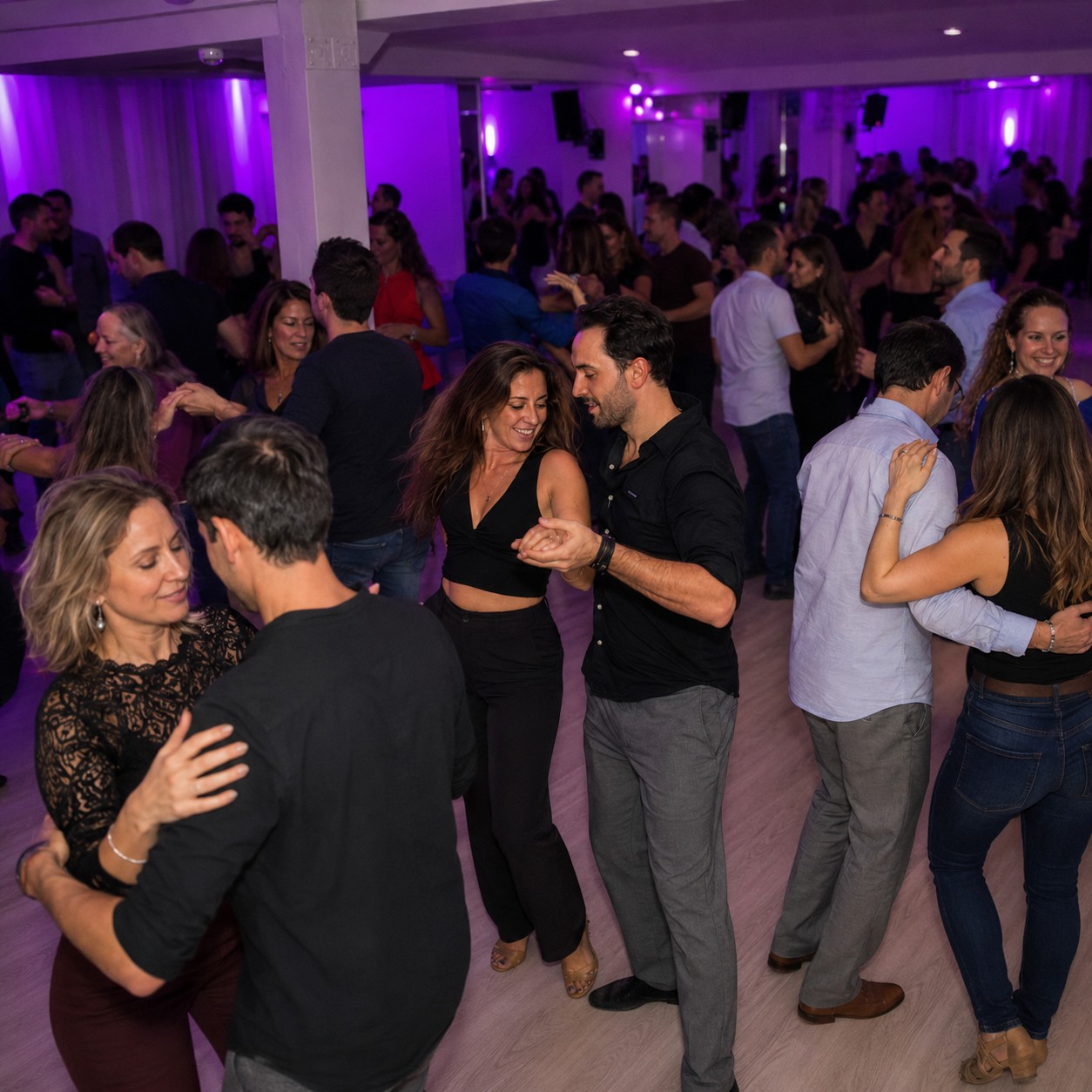 Meerdere dansparen tijdens een gezellige en drukke social-danceavond bij Union Salsa.